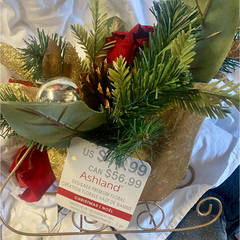 Nwt….table arrangement …. In gold sleigh….beautiful piece!!!